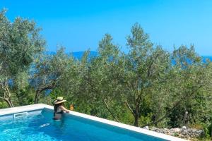 Casa Anonima by Briskva