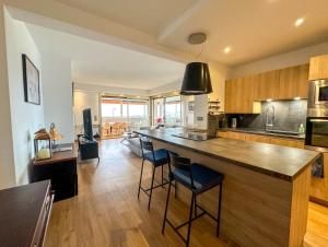 Vue Mer, face Port, proximité Centre et Plage