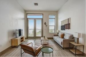 Modern 2BR CozySuites on Town Lake waterfront 12