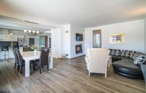 Stunning Home In Skuncini Stani