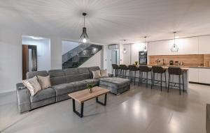 4 Bedroom Cozy Home In Novalja