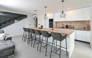 4 Bedroom Cozy Home In Novalja