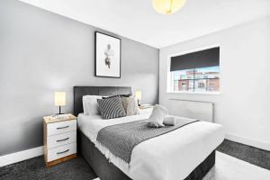 Stylish Two Bedroom Apartment - City Centre - Juliet Balcony - Secure Parking 33S