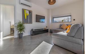 Lovely Home In Reburici, Trget