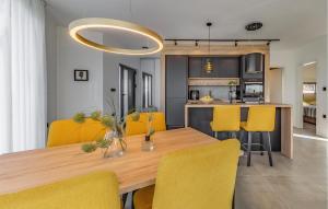 Lovely Home In Reburici, Trget