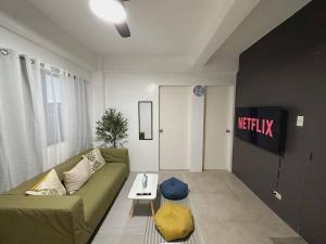 15 Secs to Beach-2BR w Kitchen & Newly Renovated