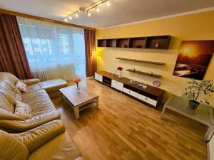 Family apt for 6, 10mins to Centre, Free parking, Quiet location, New Furniture, Balcony - Libusch