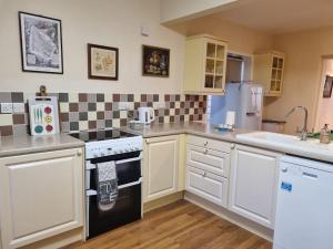 Spacious Detached Home with Beautiful Seaviews, sleeps 6
