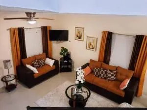 5 Min from Dunn River Fall 2 Bedroom Townhome Pool Balcony - Steer Town