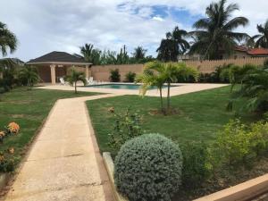 5 Min from Dunn River Fall 2 Bedroom Townhome Pool Balcony