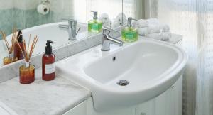 TWO SPACIOUS BEDROOMS 1 MINUTE TO METRO STOP