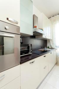 TWO SPACIOUS BEDROOMS 1 MINUTE TO METRO STOP