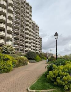 Riverside Retreat with balcony & parking