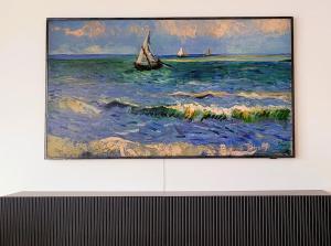 Riverside Retreat with balcony & parking