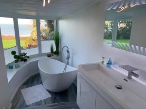 Maisons de vacances Les Tortues, maison bord de mer, plage a 200 m : photos des chambres