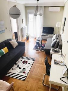 Aristotelis Cozy and Playful at Roman Forum