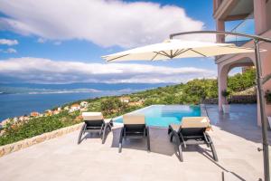Apartment with a private pool, enchanting view, beach - by Traveler tourist agency ID 2122