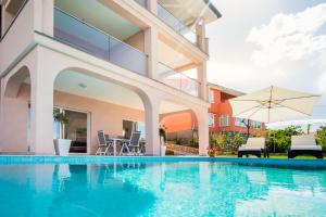 Apartment with a private pool, enchanting view, beach - by Traveler tourist agency ID 2122