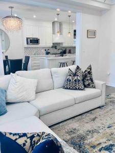 Luxury Oakville Home, Hot Tub, Fireplace, New Home