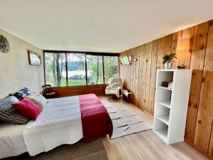 Villas Maison d-architecte en bois lac au bord du lac Salagou : photos des chambres