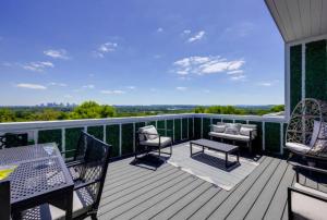Luxury four-story Home, Rooftop Deck with views, PingPong! Sleeps 12!