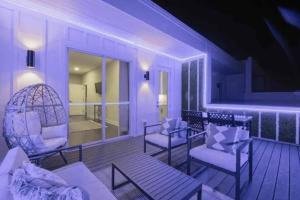 Luxury four-story Home, Rooftop Deck with views, PingPong! Sleeps 12!