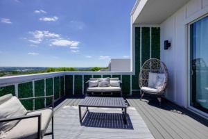Luxury four-story Home, Rooftop Deck with views, PingPong! Sleeps 12!