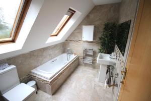 Picturesque 4 Bed Cottage Lingfield, Surrey