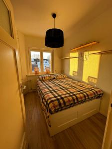 Lovely 2-bedroom apartment with balcony (near center)