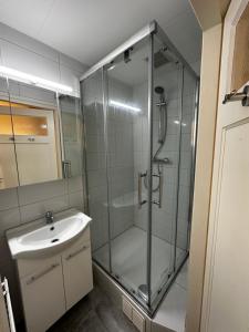 Lovely 2-bedroom apartment with balcony (near center)