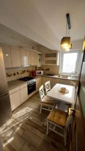 Mountains' View - 泽尔内什蒂