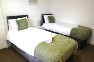 The Marshall - 3 Bed Contractor House with Free Parking - Monthly Stays