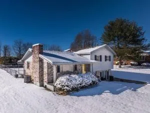 Chalet@Winterplace*NRG*BBQ*FirePit*CornHole*Pets - Fayette Heights