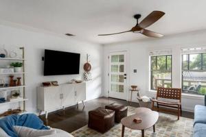 The Mint Julep, pet-friendly, hot tub, sleeps 8!