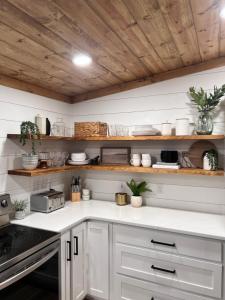 Glamp House Lake and Mountain Views Hot Tub by Hiawassee Glamping