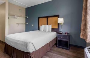 Queen studio with 1 Queen Bed - Disability Access/Non-Smoking room in Extended Stay America Suites - Philadelphia - Bensalem