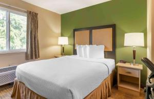 Queen Studio - Non-Smoking room in Extended Stay America Suites - Chicago - Lombard - Yorktown Center