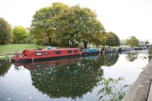 Big 2 bedroom flat overlooking canal & park