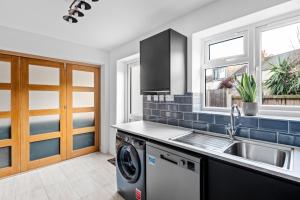 Stylish 2 Bed Bungalow in East Ham, Close to Excel