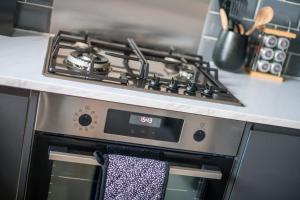 Stylish 2 Bed Bungalow in East Ham, Close to Excel