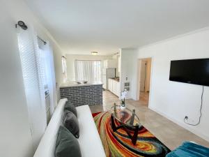 (A) Casa Azul. Minutes from the Beach & Mall