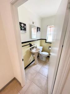 (A) Casa Azul. Minutes from the Beach & Mall