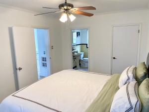 (A) Casa Azul. Minutes from the Beach & Mall