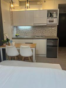 Joyce Condo @ Centrio Towers