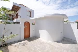 Canggu Central Escape - Quiet 3BR Villa with Pool 5 mins to Beach