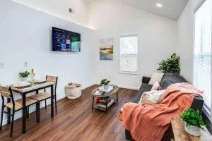 Tiny Home w/ King Bed mins DTWN - غريس