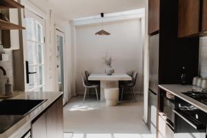 Boutique stylish 3 Bedroom family home in Melbourne with Parking