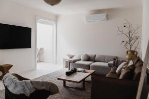 Boutique stylish 3 Bedroom family home in Melbourne with Parking