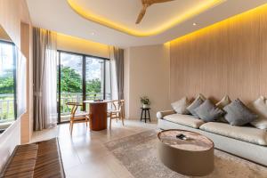 Stylish 1 Bedroom Apartment with Golf View, Steps from Bang Tao Beach, Allamanda Laguna