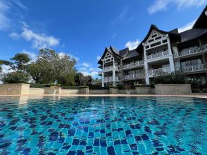 Stylish 1 Bedroom Apartment with Golf View, Steps from Bang Tao Beach, Allamanda Laguna